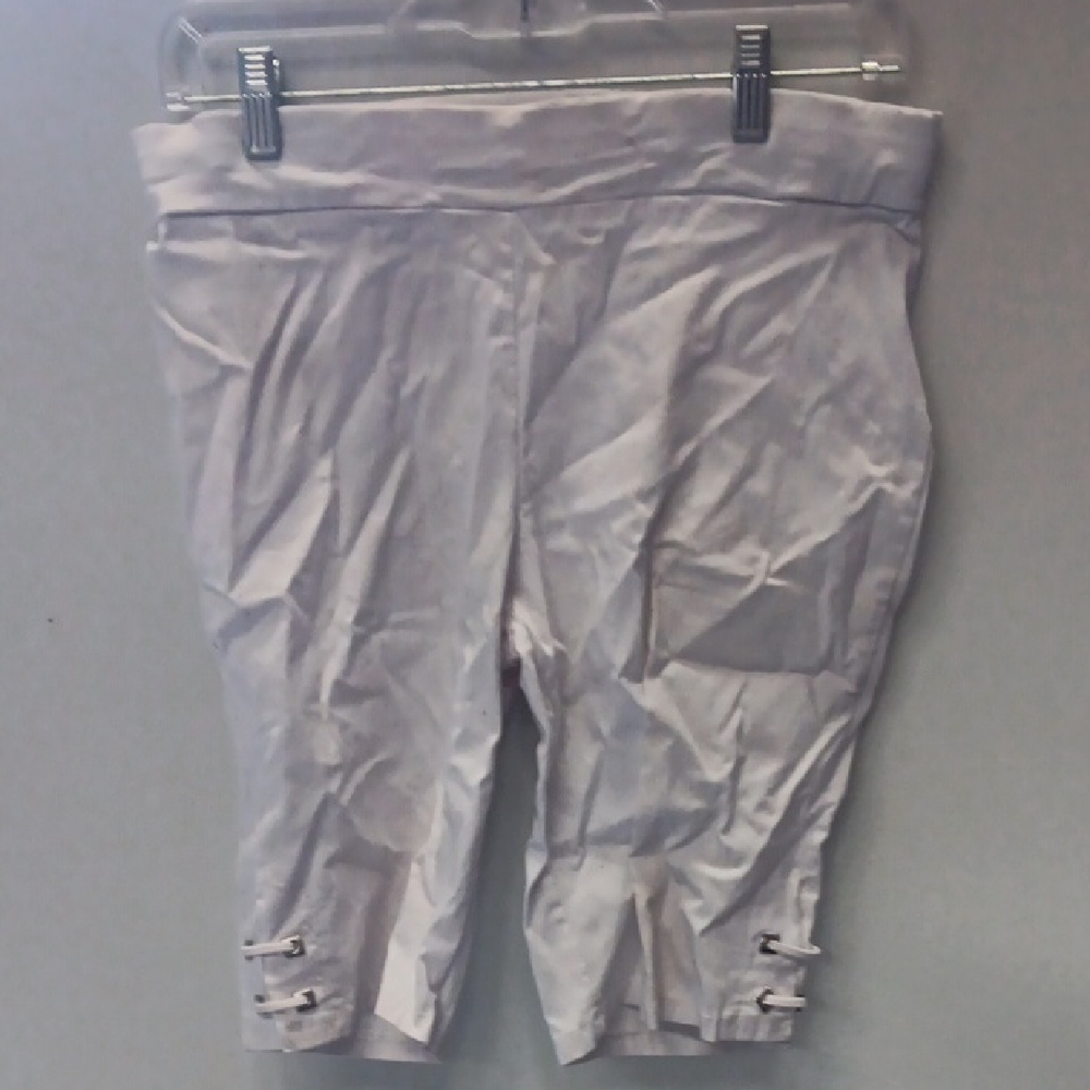 Retrology Size M Women's White Shorts (SKU 622)